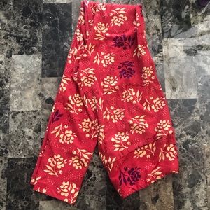 Lularoe one size Os leggings red white roses